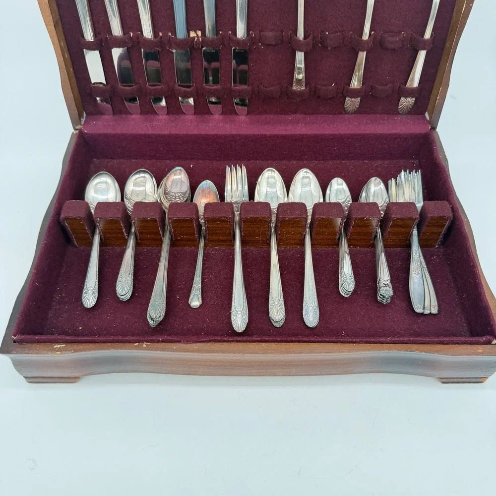1847 Rogers Bros Adoration Silver Plate Flatware Set 50 Piece with Wood Case